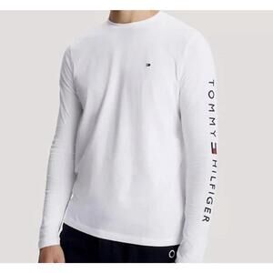 Tommy Hilfiger Men’s Crew Neck long sleeve T-shirt size XL Full Print Down Arm